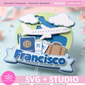 Puede incluir: Un adorno para tarta de papel en capas que muestra un globo terráqueo, un avión blanco, dos nubes blancas, un pasaporte azul, dos billetes de avión y una maleta marrón. Una cinta azul claro muestra el nombre Francisco en letras de purpurina azul.
