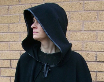 Cosplay-kappa med huva: Anpassad längd, skrynkelfri