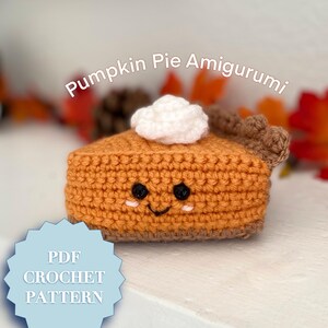 Op de afbeelding: Een haak-amigurumi-patroon voor een pompoentaart met een glimlachend gezicht en een topping van slagroom. Het patroon is beschikbaar als PDF-download.