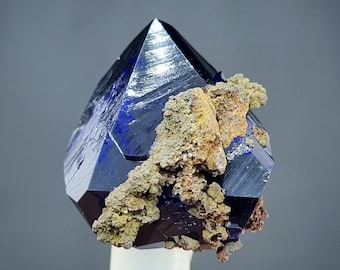 Azurite pyramid crystals with quartz and geotite 3.5x3.5x3 cm