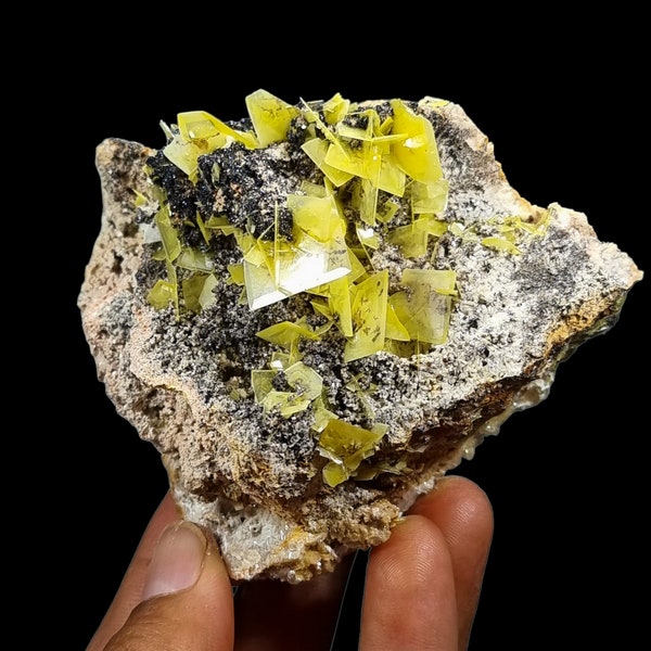 Yellow wulfenite square crystals with manganese on matrix 312 grams 10x9x8 cm Perfect conditions