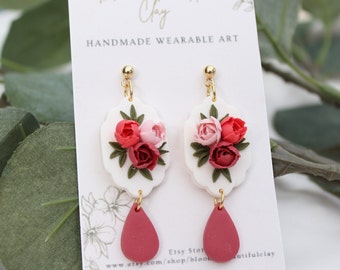 Boucles d'oreilles florales pivoines et pivoines en pâte polymère, clous d'oreilles hypoallergéniques en or 24 carats / Boucles d'oreilles pendantes pour mariage / Cadeaux pour elle