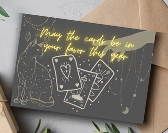 Tarjeta de cumpleaños bruja. Tarjeta de felicitación pagana con tarot, gato, estrellas. Mágico y místico. En blanco por dentro. Paisaje. DESCARGA DIGITAL.