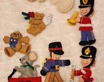 Conjunto de 7 adornos navideños cosidos a mano