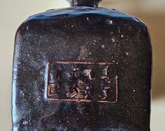 Tarro cuadrado de salsa de soja de finales del siglo XIX con caracteres escritos