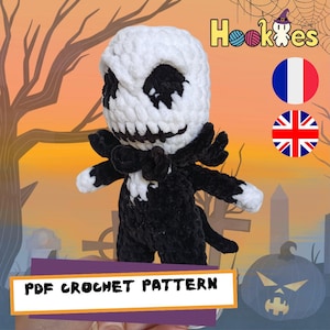 Peut inclure: Poupée Jack Skellington au crochet, avec une tête blanche et des traits noirs, vêtue d'un costume noir et d'un nœud papillon. L'image comprend le texte "PDF CROCHET PATTERN" et un arrière-plan d'Halloween.