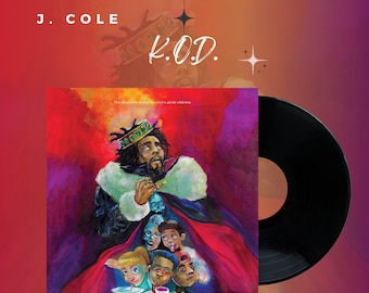 Può includere: Una copertina di un disco in vinile con un dipinto di un uomo che indossa una corona e una veste rossa. L'uomo è circondato da figure più piccole. Il testo "K.O.D." è scritto in bianco su sfondo nero. Il testo "This album is in no way intended to glorify addiction" è scritto in bianco su sfondo nero.