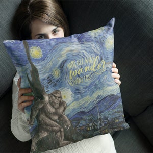 Bigfoot Squatchy Nachtkussen | Bigfoot Kussen | Niet iedereen die ronddwaalt, is verdwaald | Gesponnen polyester vierkant kussen | Bigfoot | Sterrennacht