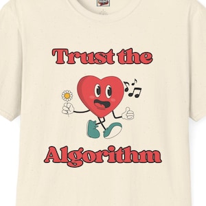 Może przedstawiać: Kremowa koszulka z postacią serca z kreskówki w stylu retro trzymającą kwiat i nuty muzyczne. Tekst "Trust the Algorithm" jest wygięty nad sercem, a "Algorithm" poniżej. Projekt ma styl vintage i zabawny.