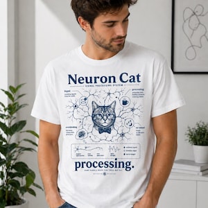 Könnte beinhalten: Weißes T-Shirt mit einer Grafik, die eine Katze mit Fliege zeigt, mit der Aufschrift "Neuron Cat - Signal Processing System". Das Design enthält Diagramme und das Wort "processing". Das T-Shirt wird von einer Person getragen.