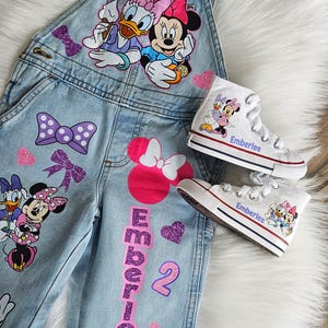 Mono de Daisy Duck y Minnie Mouse. Conjunto de mezclilla con lazo de Minnie. Zapatillas Converse a juego disponibles. imagen 2