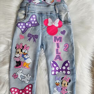 Mono de Daisy Duck y Minnie Mouse. Conjunto de mezclilla con lazo de Minnie. Zapatillas Converse a juego disponibles. imagen 9