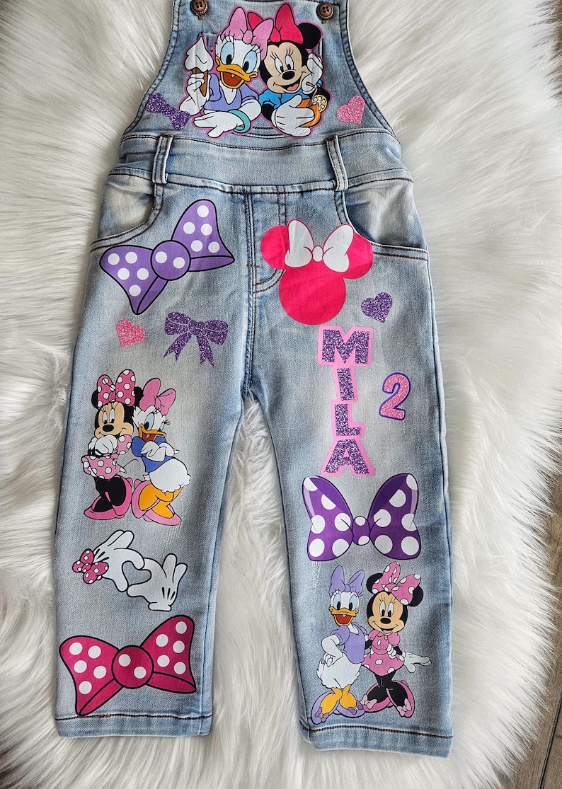 Mono de Daisy Duck y Minnie Mouse. Conjunto de mezclilla con lazo de Minnie. Zapatillas Converse a juego disponibles. imagen 9