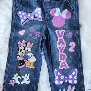 Mono de Daisy Duck y Minnie Mouse. Conjunto de mezclilla con lazo de Minnie. Zapatillas Converse a juego disponibles. imagen 6