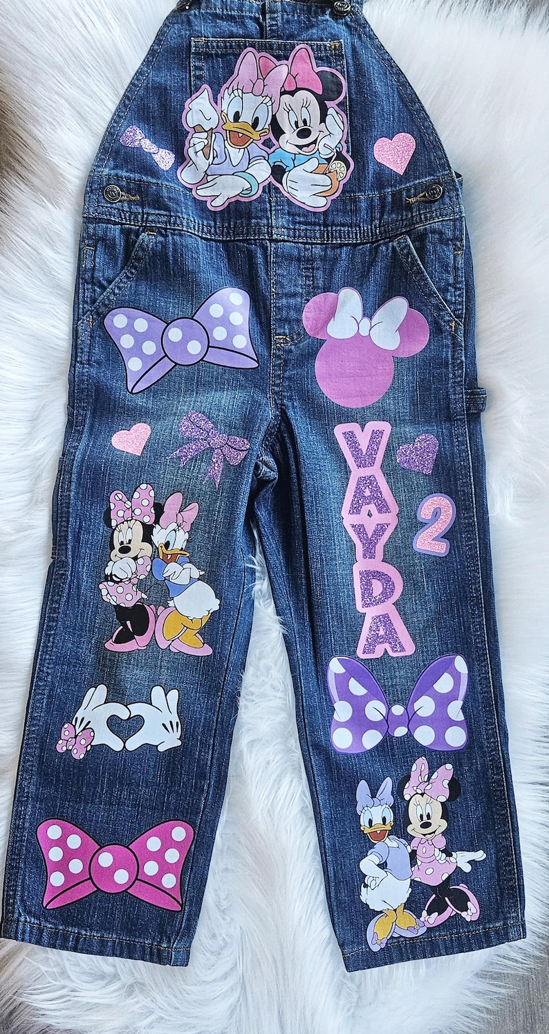 Mono de Daisy Duck y Minnie Mouse. Conjunto de mezclilla con lazo de Minnie. Zapatillas Converse a juego disponibles. imagen 6