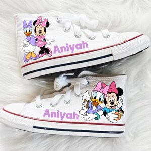 Mono de Daisy Duck y Minnie Mouse. Conjunto de mezclilla con lazo de Minnie. Zapatillas Converse a juego disponibles. imagen 7