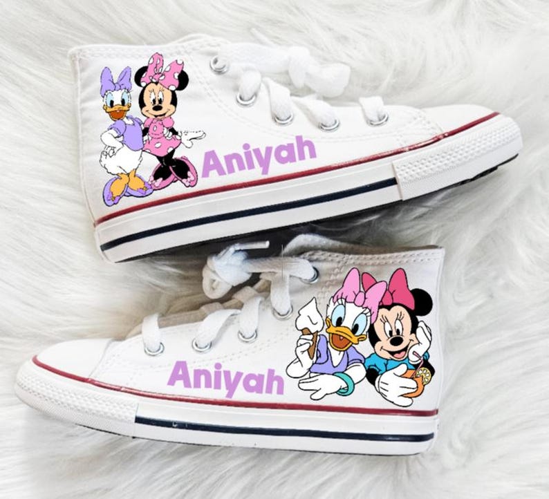 Mono de Daisy Duck y Minnie Mouse. Conjunto de mezclilla con lazo de Minnie. Zapatillas Converse a juego disponibles. imagen 7