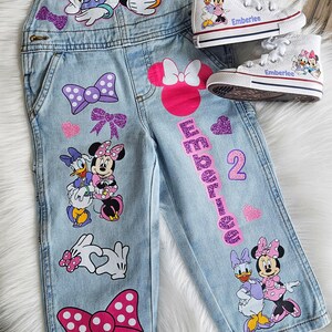 Mono de Daisy Duck y Minnie Mouse. Conjunto de mezclilla con lazo de Minnie. Zapatillas Converse a juego disponibles. imagen 4