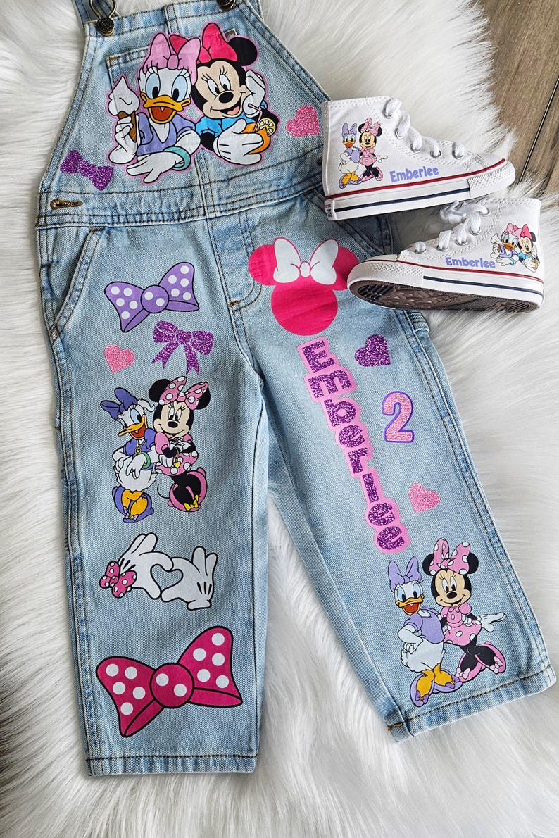Mono de Daisy Duck y Minnie Mouse. Conjunto de mezclilla con lazo de Minnie. Zapatillas Converse a juego disponibles. imagen 4