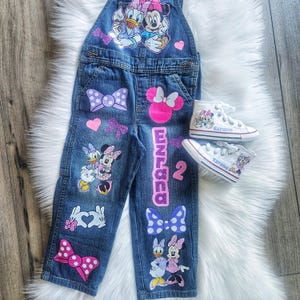 Mono de Daisy Duck y Minnie Mouse. Conjunto de mezclilla con lazo de Minnie. Zapatillas Converse a juego disponibles. imagen 1