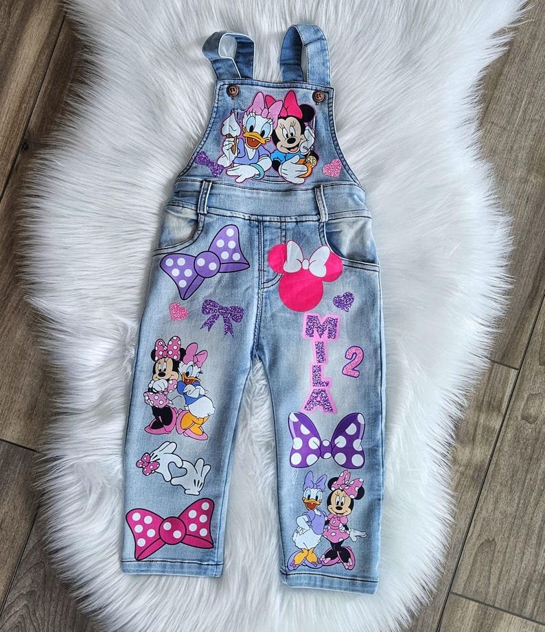 Mono de Daisy Duck y Minnie Mouse. Conjunto de mezclilla con lazo de Minnie. Zapatillas Converse a juego disponibles. imagen 5