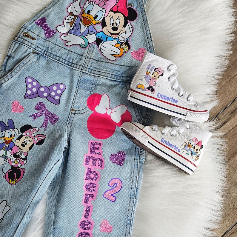 Mono de Daisy Duck y Minnie Mouse. Conjunto de mezclilla con lazo de Minnie. Zapatillas Converse a juego disponibles. imagen 2