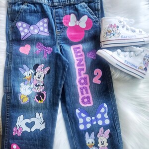 Mono de Daisy Duck y Minnie Mouse. Conjunto de mezclilla con lazo de Minnie. Zapatillas Converse a juego disponibles. imagen 3