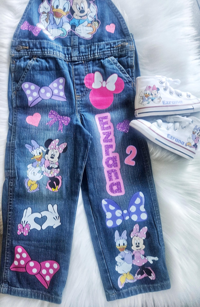 Mono de Daisy Duck y Minnie Mouse. Conjunto de mezclilla con lazo de Minnie. Zapatillas Converse a juego disponibles. imagen 3