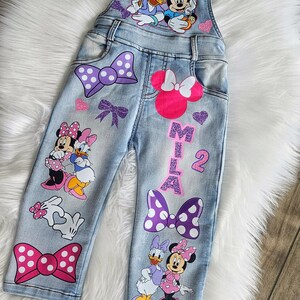 Mono de Daisy Duck y Minnie Mouse. Conjunto de mezclilla con lazo de Minnie. Zapatillas Converse a juego disponibles. imagen 8