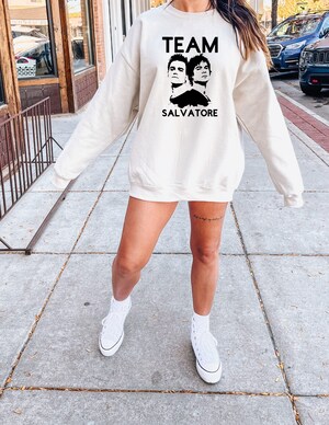 Sweat The Vampire Diaries Damon - Produit Officiel, 100% Coton, Coupe Classique - Pour Fans De La Série