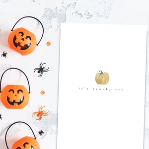 Straszna Karta Powitalna Sezonu | Minimalistyczna Karta Powitalna Halloween Dynia | Ręcznie Robiona Karta Powitalna Halloween PDF | Wydrukowana Karta Jesienna