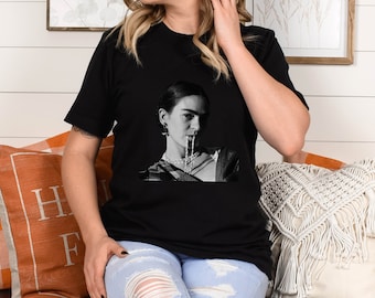 Frida giving the come hither look tshirt