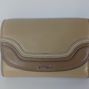 Cartera de mujer de tres pliegues en piel beige de Coach