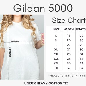 K&ouml;nnte beinhalten: Gr&ouml;&szlig;entabelle f&uuml;r Gildan 5000 Unisex Heavy Cotton T-Shirts. Die Tabelle zeigt die Breite und L&auml;nge in Zoll f&uuml;r die Gr&ouml;&szlig;en S bis 5XL.