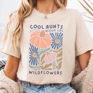 Floral Auntie T-Shirt, Cool Aunts Shirt, Aunt Gift, Floral Women’s Tee, Auntie Shirt with Flowers, Gift for New Aunts Pregnancy Announcement