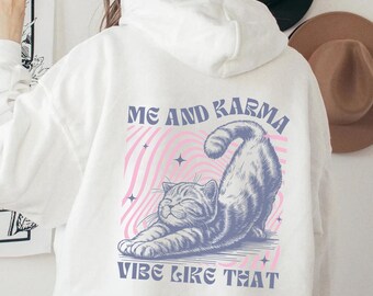 Karma Cat Hoodie, lustiger Katzenpullover, Katzen Hoodie 'Me and Karma Vibe Like That', Pullover für Katzenliebhaber, Geschenk Katzenfreunde