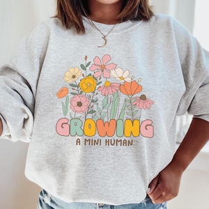 Bluza z ogłoszeniem ciąży, Growing A Mini Human, Kwiatowy sweter z ogłoszeniem o dziecku, Prezent dla kobiet w ciąży, Prezent dla przyszłych mam