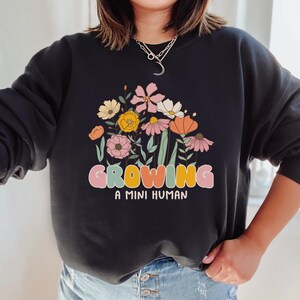 Growing A Mini Human, Bluza z ogłoszeniem ciąży, Kwiatowy sweter z ogłoszeniem dziecka, Prezent dla kobiet w ciąży, Prezent dla przyszłych mam