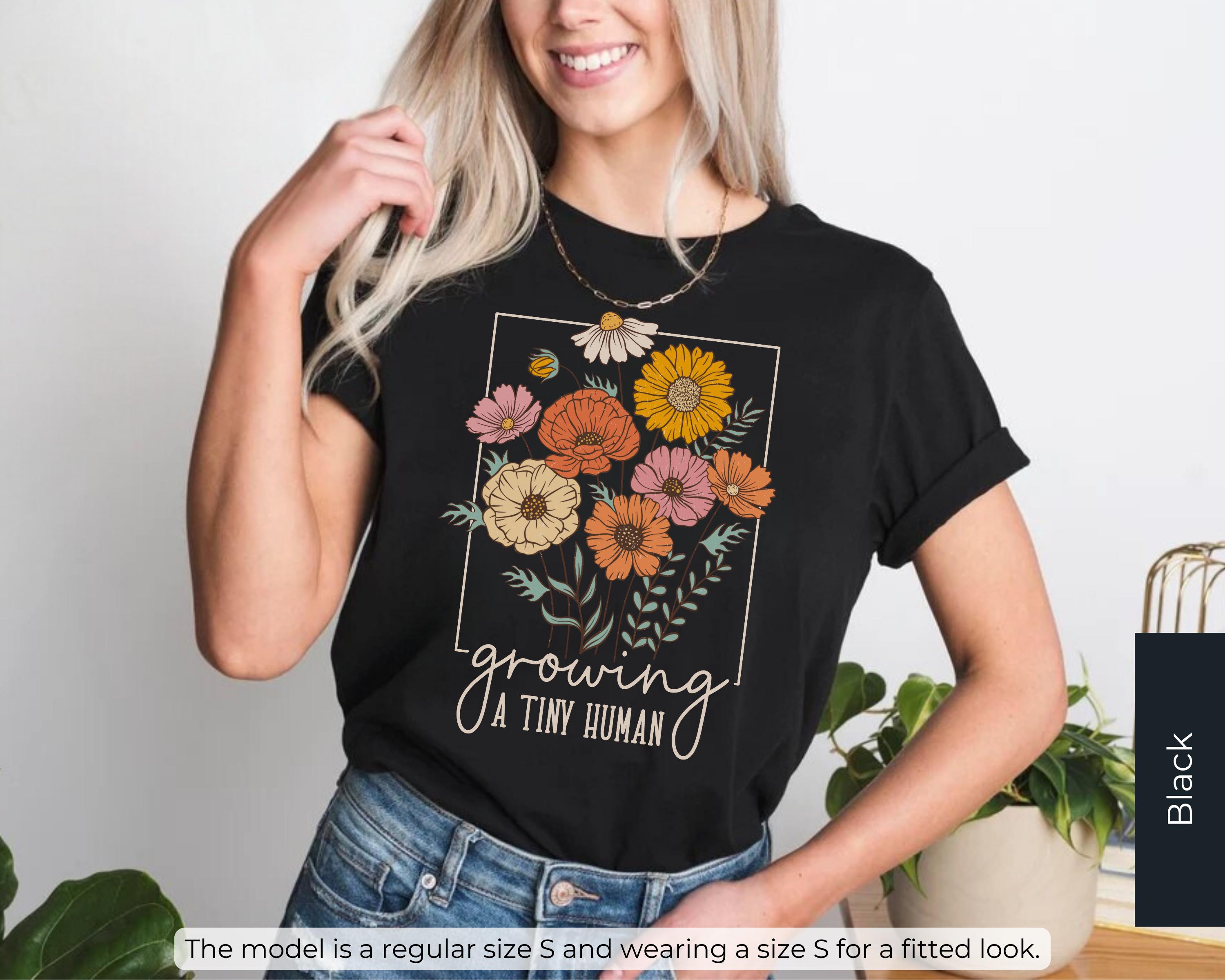Growing A Tiny Human-shirt, bloemen T-shirt met zwangerschapsaankondiging - België