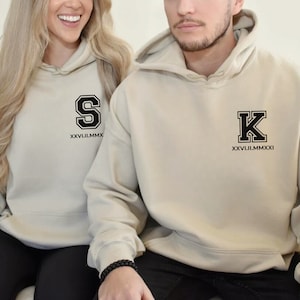 Pärchen Hoodie mit Buchstabe und Datum, personalisierter Couple Hoodie, Hoodie mit römischen Zahlen, Geschenk Jahrestag und Valentinstag