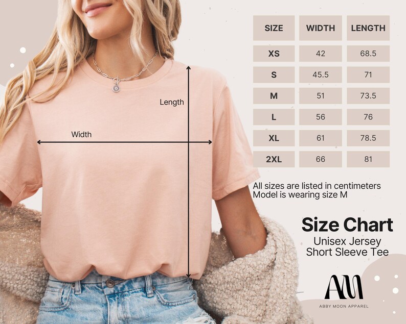 K&ouml;nnte beinhalten: Ein hellpfirsichfarbenes Unisex Jersey Kurzarm-T-Shirt. Das Bild enth&auml;lt eine Gr&ouml;&szlig;entabelle mit Ma&szlig;en in Zentimetern. Das Model tr&auml;gt Gr&ouml;&szlig;e M. Die Breite des Shirts variiert von 42 cm bis 66 cm, und die L&auml;nge von 68,5 cm bis 81 cm.
