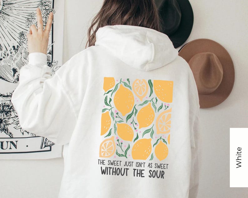 K&ouml;nnte beinhalten: Wei&szlig;er Hoodie mit einem Zitronendruck und dem Text "The sweet just isn't as sweet without the sour".