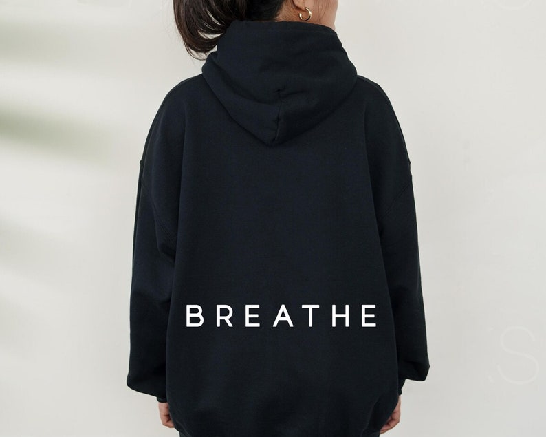 Minimalistisk Breathe Back Print Hoodie, Överdimensionerad Mental Health Sweatshirt, Overthinker-tröja bild 2