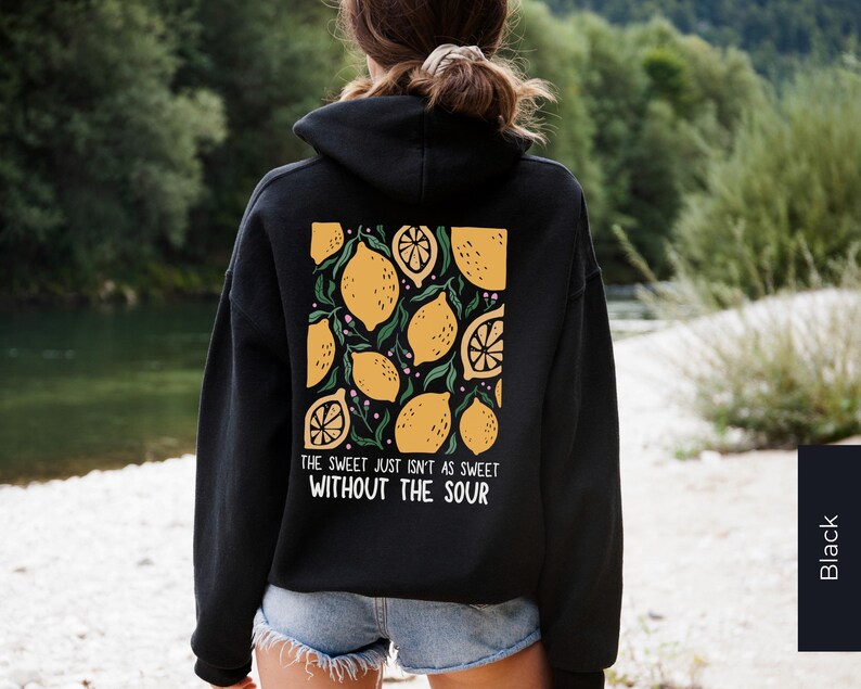 K&ouml;nnte beinhalten: Schwarzer Hoodie mit einem Zitronenprint und dem Text "The sweet just isn't as sweet without the sour".