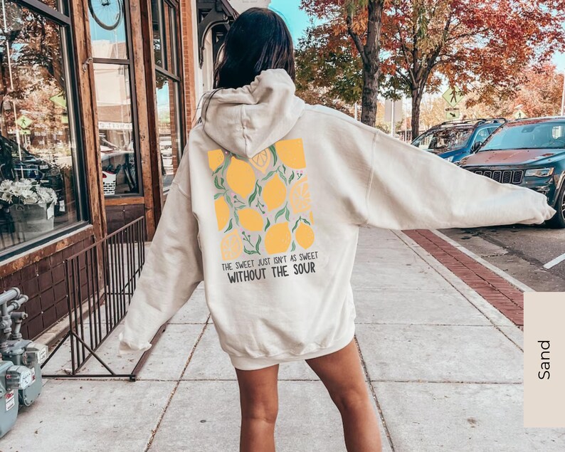 K&ouml;nnte beinhalten: Ein wei&szlig;er Hoodie mit einem Zitronendruck und dem Text "The sweet just isn't as sweet without the sour".