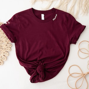 Personalisiertes Mama Shirt, T-Shirt mit süßem Mama Print und Kindernamen, Muttertagsgeschenk, Geschenk für Mütter, Geschenk für Neumamas Maroon