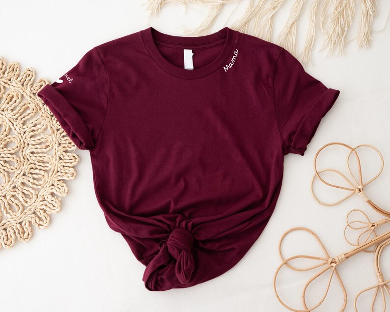 Personalisiertes Mama Shirt, T-Shirt mit süßem Mama Print und Kindernamen, Muttertagsgeschenk, Geschenk für Mütter, Geschenk für Neumamas Maroon