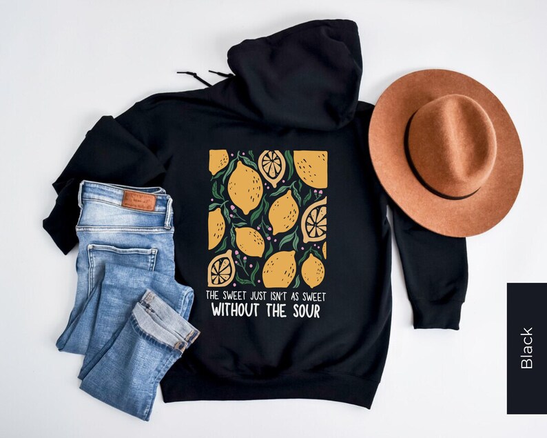 K&ouml;nnte beinhalten: Schwarzer Hoodie mit einem Zitronendruck und dem Text "The sweet just isn't as sweet without the sour".