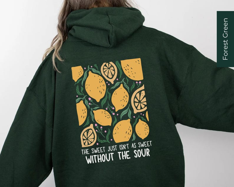 K&ouml;nnte beinhalten: Gr&uuml;n-schwarzer Kapuzenpullover mit einem Zitronen-Motiv und dem Text "The sweet just isn't as sweet without the sour".