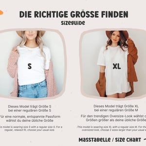K&ouml;nnte beinhalten: Gr&ouml;&szlig;entabelle f&uuml;r Kleidung mit zwei Models, die wei&szlig;e T-Shirts tragen. Das Model links tr&auml;gt Gr&ouml;&szlig;e S mit einer regul&auml;ren Gr&ouml;&szlig;e S. Das Model rechts tr&auml;gt Gr&ouml;&szlig;e XL mit einer regul&auml;ren Gr&ouml;&szlig;e M. Der Text "DIE RICHTIGE GR&Ouml;SSE FINDEN" befindet sich oben im Bild. Der Text "MASSTABELLE / Size CHART" befindet sich unten im Bild.